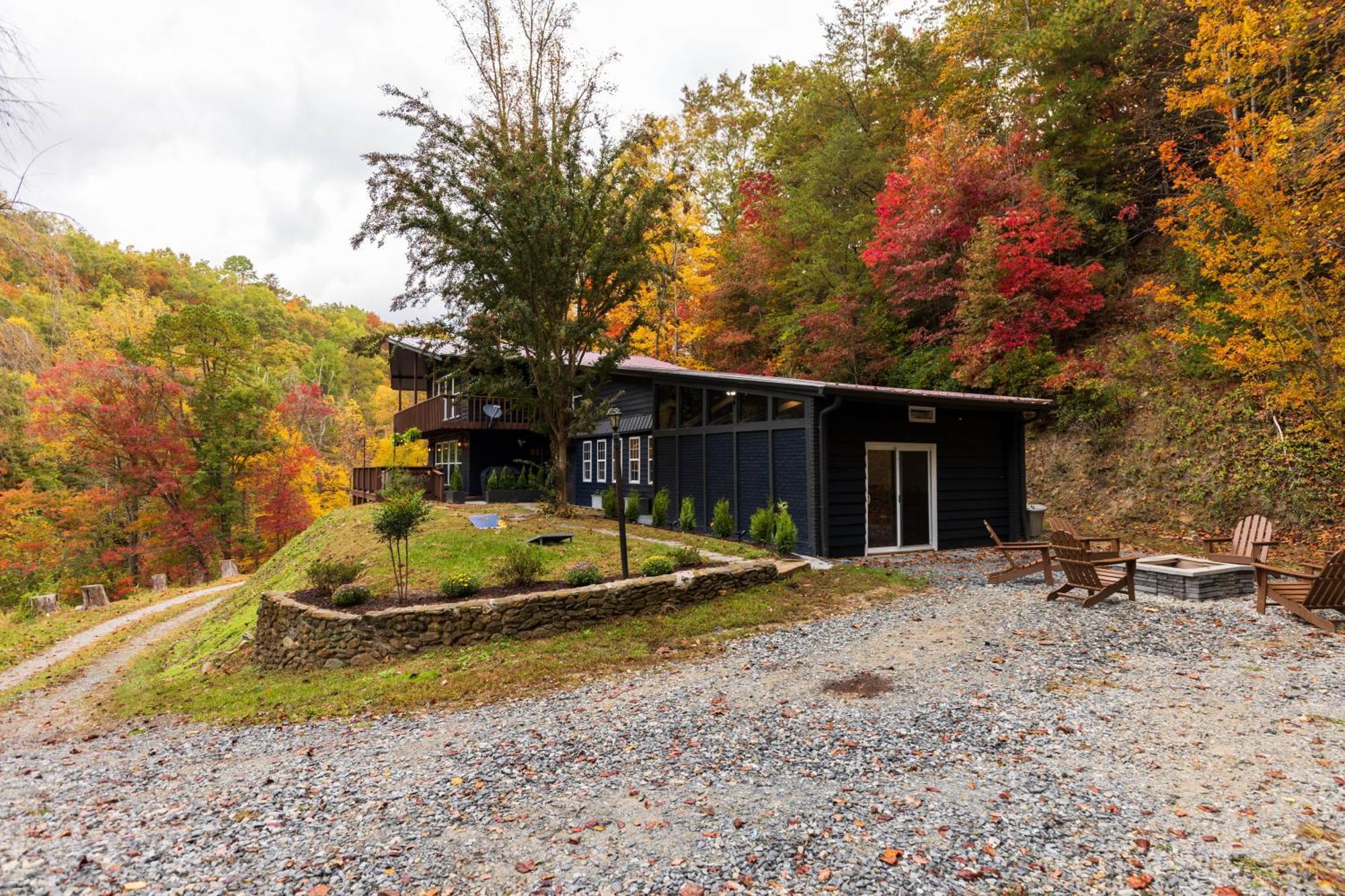 Fun Cabin With Hot Tub, Pool Table & Fire Pit - Big Blue Bryson City Exteriér fotografie