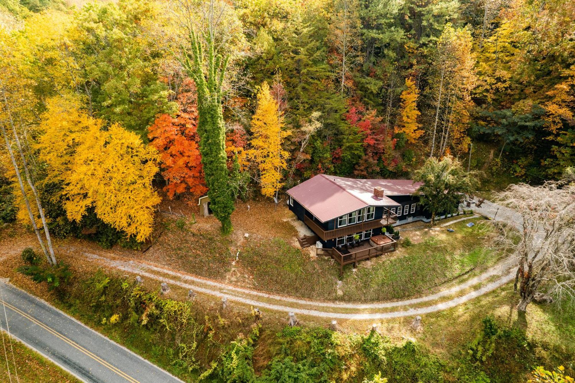 Fun Cabin With Hot Tub, Pool Table & Fire Pit - Big Blue Bryson City Exteriér fotografie